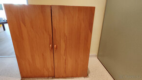 Dřevěná skříňka s policemi - 4