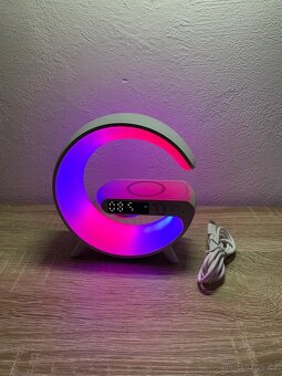 Smart RGB lampička a bezdrátová nabíječka s mnohou funkcí - 4