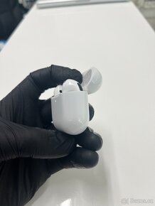 Apple AirPods 4 s Aktivním Potlačením Hluku - 4