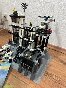 Lego city 7237 policejní stanice - 4