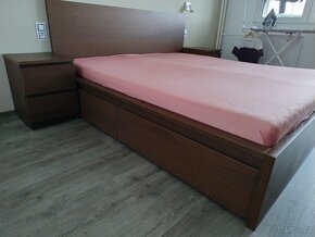 Postel MALM + úložné boxy + noční stolky - 4