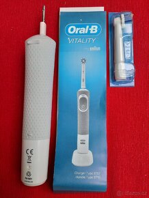 Oral-B Vitality 100 elektrický zubní kartáček 2+1 - 4