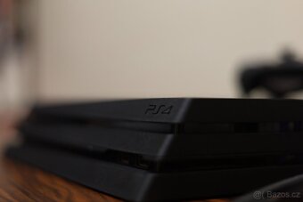 Prodám PlayStation 4 Pro 1TB s příslušenstvím a 4 hry - 4