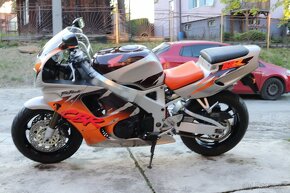 Honda CBR 900RR - 4