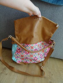 Barevná kabelka Desigual, větší crossbody - 4