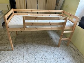 Hezká dřevěná zvýšená postel IKEA 90x200 jako nová - 4