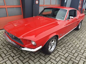 Ford Mustang Fastback - 4