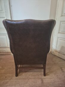 HNĚDÉ KOŽENÉ KŘESLO - UŠÁK VE STYLU CHESTERFIELD - 4