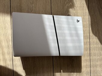 PlayStation 5 Slim s mechanikou a dvěma ovladači - 4