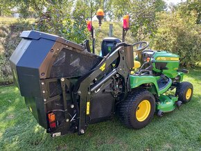 Zahradní traktor John Deere X950R s vysokým výsypem - 4