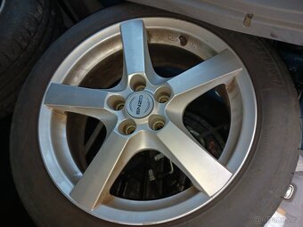 Stále na prodej Ford 5x108 17 letni pneu 205 55 17 6 a 4mm - - 4