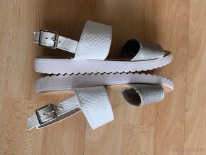 Boty & sandálky bílo-stříbrné F&F vel. 34 - 4