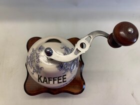 Porcelánový stolní mlýnek na kávu - Cibulák velký č.2 - 4