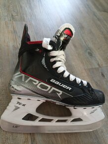 Prodám hokejové brusle BAUER VAPOR 3X vel 5 (EUR 38,5) - 4