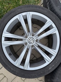 Originální alu disky VW 8Jx18 + letní pneu 235/45 R18 - 4