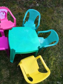 1x dětský plastový stůl a 5x židle - 4
