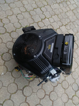 Dvouválcový motor Briggs Stratton Vanguard 23 HP - 4