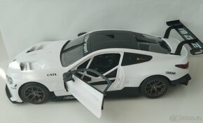 BMW M8 1:18 - 4