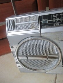 Nabízím retro radio Sharp GF. Nejde ladění stanic. Chybí tla - 4