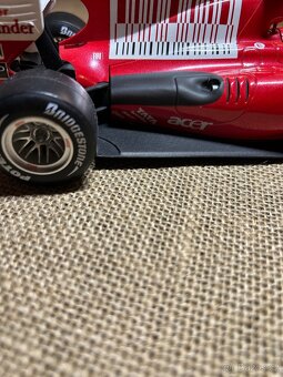 Ferrari F 10 Alonso 1:18 - 4