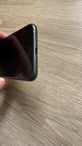 iPhone 8 64GB vč příslušenství - 4