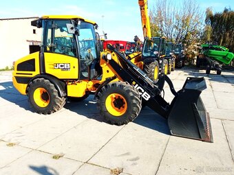 Klubový nakladač JCB 407 AG - 4