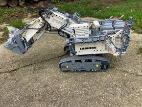 LEGO Technic 42100 Bagr Liebherr R 9800 - 4