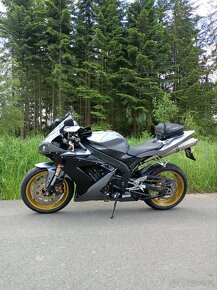 Yamaha R1 - 4