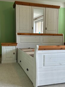 Dřevěná, kvalitní ložnice ROLLAND II, 3dveřová skříň - 4