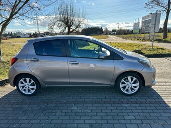 Toyota Yaris 2015 1.5 hybrid, původ CZ, 2. maj., 2 sady alu - 4