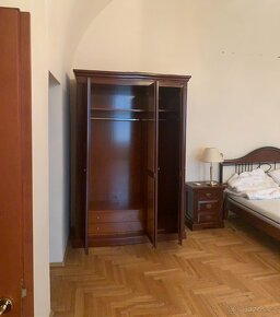 Sedací souprava a nábytek z prezidenstkého apartmá - 4