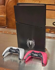 PS5 Slim s motivem Spidermana - 4