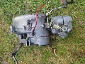 Motor Jawa Pionýr 20/50, kola a nádrž - 4