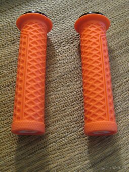 Nové mtb gripy ODI Vans V1.0 Lock-On Grips - 4