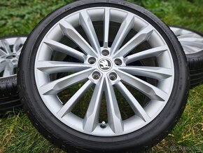 Kompletní letní Alu kola Škoda TRINITI - 235/40 R19 - 5x112 - 4