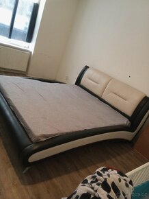 Manželská Kožená postel barvě černobílé SPĚCHÁ - 4