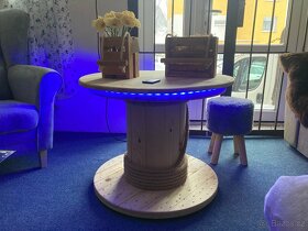 Dřevěný kulatý konferenční stolek, ruční výroba - 4
