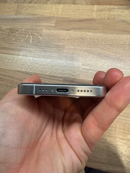 iPhone 15 Pro 128 GB bílý titan - 4