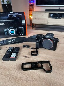 Sony A7 II + 5x baterie + small rig TOP stav - 4