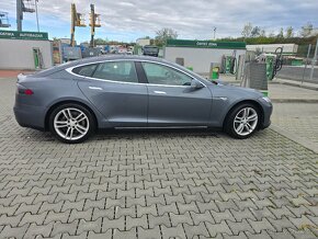 Tesla Model S - 4