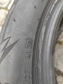 Prodám téměř nové zimní pneu 2ks 205/60/16 Bridgestone Blizz - 4