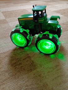 Traktor se svítícíma kolama - 4