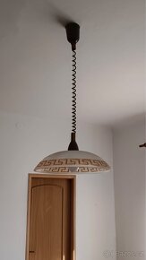 Sedačka, konf. stůl + 2x stropní lustr + nástěnná lampa - 4