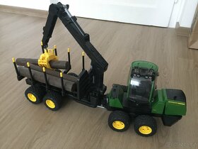 Bruder 2133 John Deere 1210E lesní traktor - 4