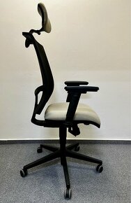 světlá kancelářská židle s podhlavníkem - 4