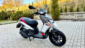 Skútr Aprilia SR Motard 125, rok výroby 2017 - 4