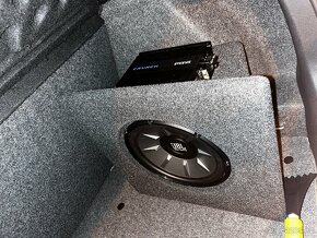 Aktivní subwoofer na míru Škoda Superb II - 4