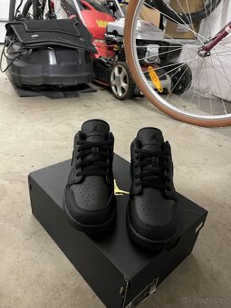 Jordan 1 Low Tumbled Leather Black - 4