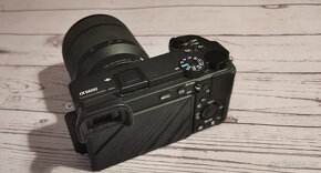 Prodám APS-C fotoaparát Sony A6600 s objektivem SONY FE 28-7 - 5