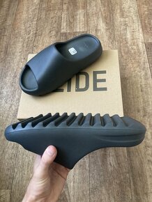 Yeezy Slide Carbon Black vel. 43 NENOŠENÉ - 5